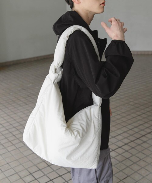 SENSE OF PLACE by URBAN RESEARCH（センスオブプレイスバイアーバンリサーチ）の「ナイロンパデットビックショルダー（ショルダーバッグ・メンズ・BLACK/WHITE/CHARCOAL/L.BLUE・one）」の6枚目の写真