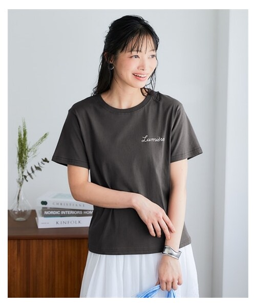 nissen（ニッセン）の「【接触冷感・UVカット】綿１００％ワンポイントTシャツ（Tシャツ/カットソー・レディース・チャコール/アイス杢/ベージュ/オフホワイト/ミント/チャコールグレー(胸筆記ロゴ)/ベージュ(胸筆記ロゴ)/モカ(胸筆記ロゴ)/オフホワイト(中心筆記ロゴ)/ベージュ(中心フレンチロゴ)/チャコールグレー(胸大人ロゴ)・S/M/L/LL/3L/4L/5L/6L/8L/10L）」の6枚目の写真