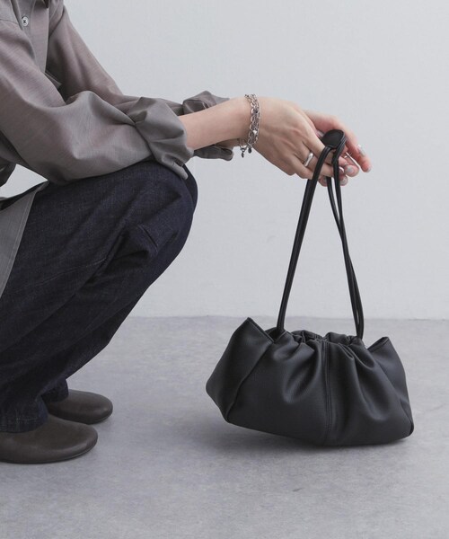 URBAN RESEARCH DOORS（アーバンリサーチドアーズ）の「2way巾着ショルダー（ショルダーバッグ・レディース・BLACK/L.GREIGE/YELLOW/AUBURN・-）」の6枚目の写真