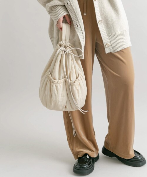 KBF（ケイビーエフ）の「ナイロンパファーボンサック（ショルダーバッグ・レディース・IVORY/BROWN/NAVY・one）」の8枚目の写真