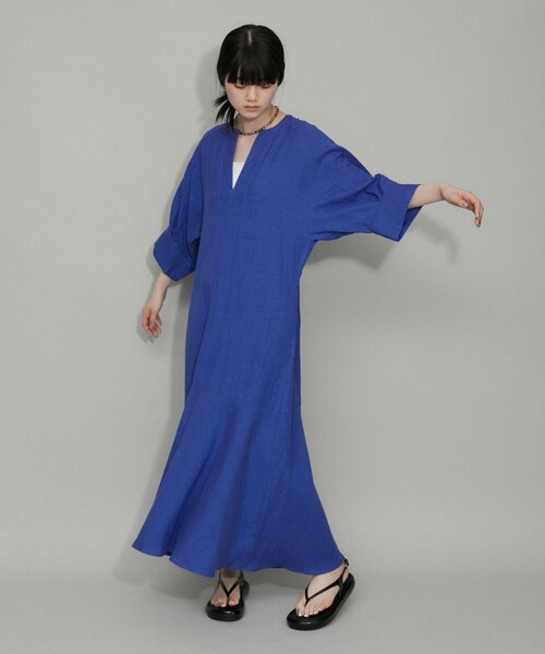 ADAM ET ROPE'(アダムエロペ)の「【WEB限定】・【新色追加】リネンボリュームスリーブワンピース(ワンピース・レディース・ブラック/ライトグレー/ベージュ系/ブルー・F)」の13枚目の写真