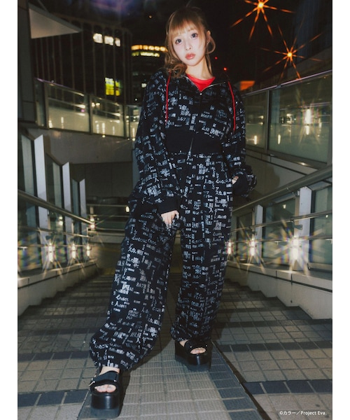 CALNAMUR（カルナムール）の「【新世紀エヴァンゲリオンコラボ】サブタイトル スウェット セットアップ（セットアップ・レディース・ブラック/ピンク・F）」の5枚目の写真