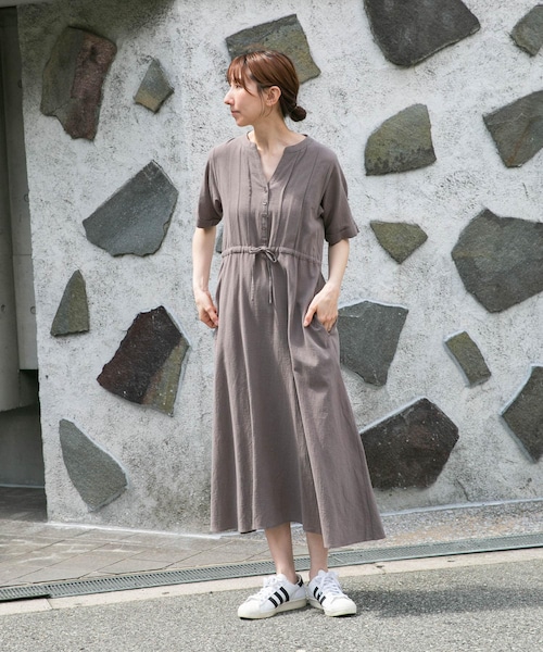 ITEMS URBANRESEARCH（アイテムズ アーバンリサーチ）の「ドライコットンタックワンピース（ワンピース・レディース・MOC/RED/BLK・FREE）」の2枚目の写真