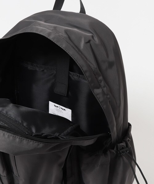 URBAN RESEARCH DOORS（アーバンリサーチドアーズ）の「『別注』YAKPAK×DOORS　マルチポケットデイパック（バックパック/リュック・メンズ・BLACK/CHARCOAL・-）」の16枚目の写真