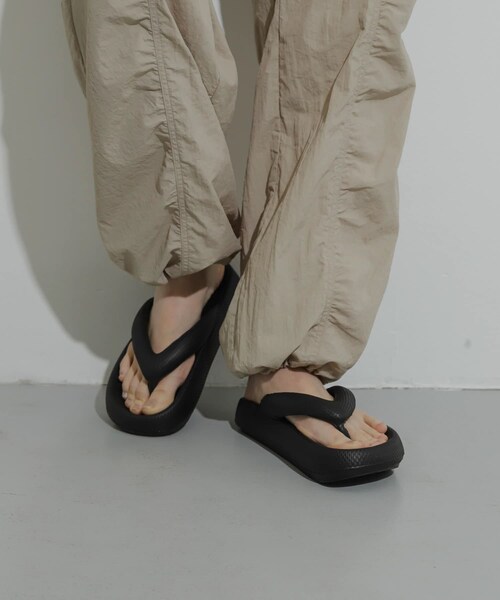 SENSE OF PLACE by URBAN RESEARCH（センスオブプレイスバイアーバンリサーチ）の「『WEB限定』トングクッションサンダル（サンダル・レディース・BLACK・24/25）」の16枚目の写真