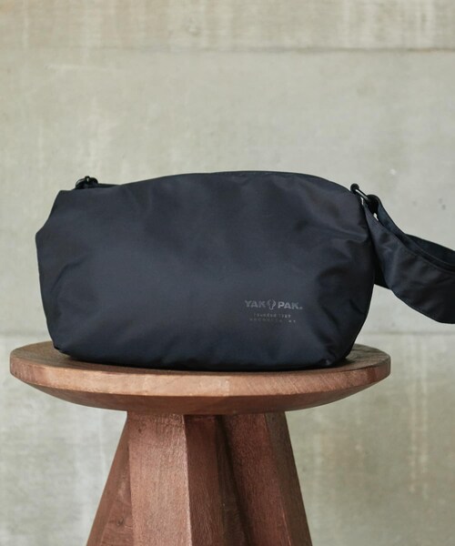 URBAN RESEARCH DOORS（アーバンリサーチドアーズ）の「『撥水』『別注』YAKPAK×DOORS　SHOULDER BAG S（ショルダーバッグ・メンズ・NAVY/BLACK/CHARCOAL/BEIGE・-）」の6枚目の写真