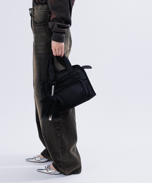 ADAM ET ROPE'（アダムエロペ）の「PUFFY NYLON BOSTON BAG（ボストンバッグ・レディース・ブラック・F）」の4枚目の写真