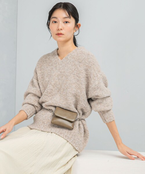 URBAN RESEARCH ROSSO（アーバンリサーチロッソ）の「『WEB限定』Vネックカーブスリーブニット（ニット/セーター・レディース・CORAL/CHARCOAL/MOCHA・Free）」の4枚目の写真