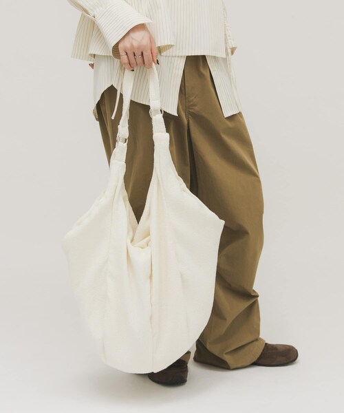 KBF（ケイビーエフ）の「パイル2WAYイージーBAG（トートバッグ・レディース・IVORY/NAVY・One）」の4枚目の写真