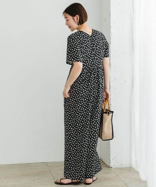 URBAN RESEARCH ROSSO（アーバンリサーチロッソ）の「F by ROSSO　フラワープリントオールインワン（サロペット/オーバーオール・レディース・BLACK/NAVY・36/38）」の7枚目の写真