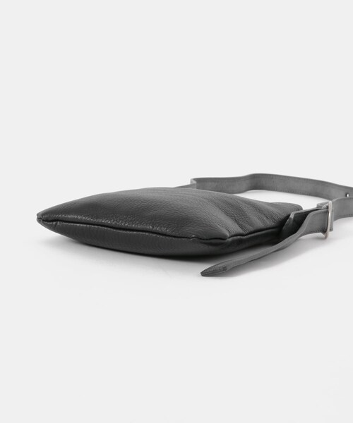 URBAN RESEARCH（アーバンリサーチ）の「Hender Scheme　one side belt bag small（ショルダーバッグ・メンズ・black/beige・FREE）」の6枚目の写真