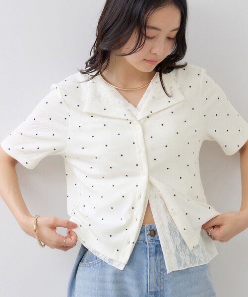 VIS(ビス)の「ドット&無地 レースドッキングレイヤード風リブカットソー(Tシャツ/カットソー・レディース・オフホワイト/ネイビー/サックス・F)」の1枚目の写真