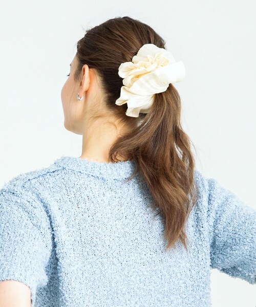 URBAN RESEARCH Sonny Label（アーバンリサーチサニーレーベル）の「シャイニーサテンフレアシュシュ（ヘアゴム・レディース・オフ/ブラック・one）」の4枚目の写真