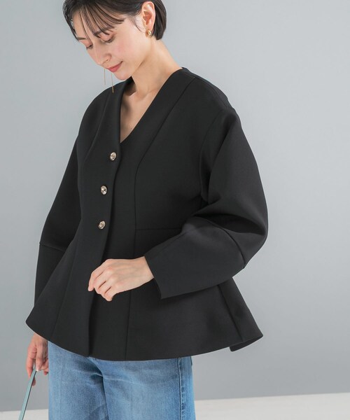 URBAN RESEARCH ROSSO（アーバンリサーチロッソ）の「『WEB限定』デザインボタンペプラムツイルジャケット（ノーカラージャケット・レディース・IVORY/BLACK・Free）」の3枚目の写真