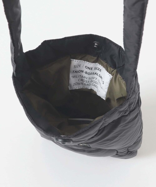 ITEMS URBANRESEARCH(アイテムズ アーバンリサーチ)の「TAION Cross Body Down Bag -S(ショルダーバッグ・メンズ・BLK/G.BEIGE/D.OLIVE/D.NAVY/PAINT CAMO・-)」の13枚目の写真
