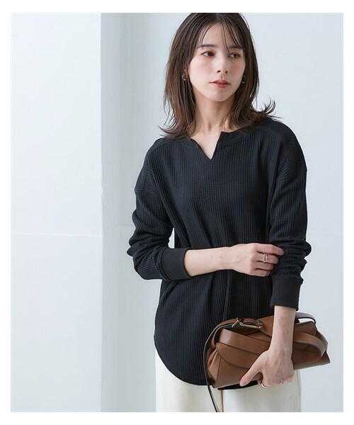 nissen（ニッセン）の「ワッフル素材キーネックトップス（UVカット）＜大きいサイズ有＞（Tシャツ/カットソー・レディース・ブラウン/ミルクベージュ/ネイビー/黒/グレープ/杢チャコールグレー/サックス/コーラルピンク/スティールネイビー/杢オートミール・S/M/L/LL/3L/4L/5L/6L/8L/10L）」の2枚目の写真