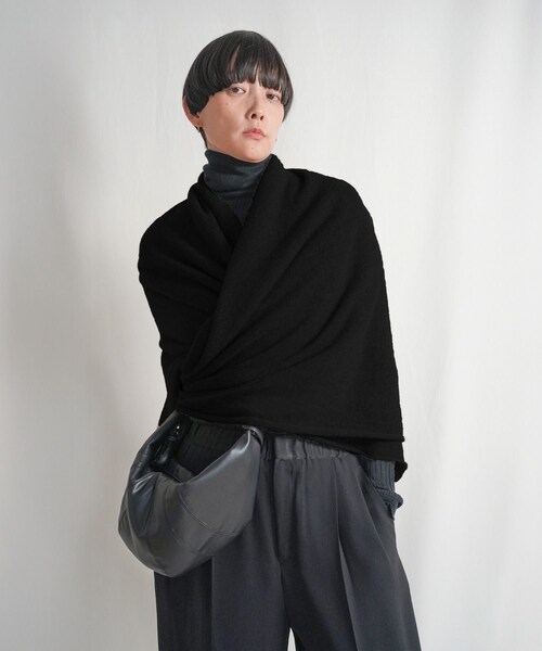 ROPE'(ロペ)の「GWIL CASHMERE PANTS|カシミア100%大判ストール(ストール/ショール・レディース・ブラック/ベージュ・F)」の1枚目の写真