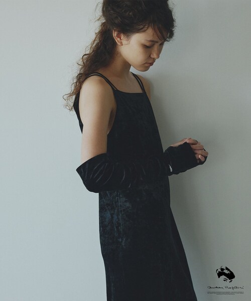 ADAM ET ROPE'（アダムエロペ）の「【AUDREY HEPBURN COLLECTION BY JUN】ベロアアームカバー（手袋・レディース・ブラック/グレー・F）」の3枚目の写真