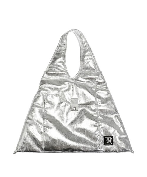 UN3D.(アンスリード)の「2WAY PADDED TRIANGLE BAG(トートバッグ・レディース・ブラック/シルバー・F)」の6枚目の写真
