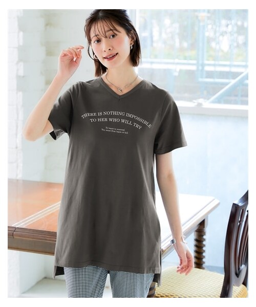 nissen（ニッセン）の「【ひんやりコットン】プリントVネックチュニックTシャツ（綿１００％・接触冷感・UVカット）（選べる柄）＜大きいサイズ有＞（チュニック・レディース・[終売]カジュアルロゴ:グレージュ/[終売]カジュアルロゴ:アイス杢/[終売]タテロゴ:黒/タテロゴ:オフホワイト/カレッジロゴ:オフホワイト/[終売]カレッジロゴ:グレージュ/[終売]ソファネコ:スモーキーブルー/[終売]かくれんぼネコ:ネイビー/[終売]かくれんぼネコ:アイス杢/タワー:ミント/カットフラワー:ラベンダー/[終売]マリンロゴ:ブルーグリーン/[終売]アメカジロゴ:チャコールグレー/[終売]フライングバード:モーブグリーン/大人ロゴ:オフホワイト/ポップネコ:ブルーグリーン/カーブロゴ:黒/ソフトロゴ:チャコールグレー/ボタニカル:ミント/ハートロゴ:ピンクベージュ/衿花:ダークブルー/ブックネコ:オートミール/フレンチロゴ:ベージュ/筆記ロゴ:オフホワイト/パンダ:チャコールグレー/伸びネコ:ネイビー/花:ダークピンク/シティ:ソフトブルー・S/M/L/LL/3L/4L/5L/6L）」の8枚目の写真