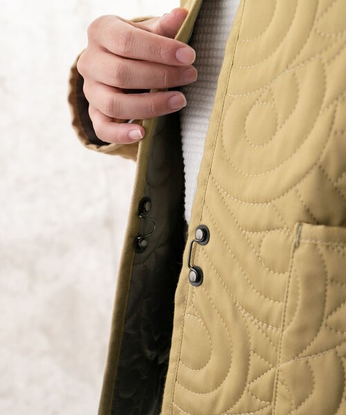 URBAN RESEARCH（アーバンリサーチ）の「MASK QUILTINGノーカラーショートジャケット∴（ノーカラージャケット・レディース・BEIGE/BLACK・1/2）」の16枚目の写真