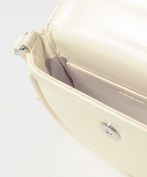 KBF（ケイビーエフ）の「STAND OIL　MINO BAG（ショルダーバッグ・レディース・BUTTER/RED/BLACK・One）」の6枚目の写真