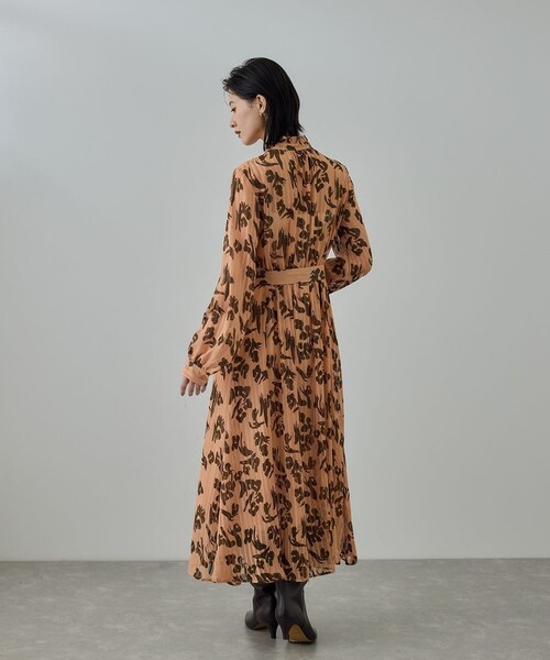 ROPE'（ロペ）の「フラワープリントタックワンピース/イージーケア（ワンピース・レディース・ダークブラウン系/オレンジ系・F）」の10枚目の写真