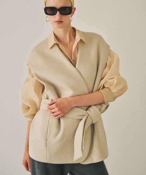 ROPE'（ロペ）の「【一部店舗限定】【REALM（レルム）】BELTED OVER GILET｜ジレ（その他アウター・レディース・オフホワイト/ブラック・38）」の3枚目の写真