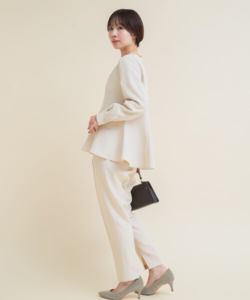 URBAN RESEARCH ROSSO（アーバンリサーチロッソ）の「『WEB/一部店舗限定』『SHORT/TALLサイズあり』ペプラムブラウス+テーパードパンツ（セットアップ・レディース・ECRU/NAVY・Short/36/38/TALL）」の8枚目の写真