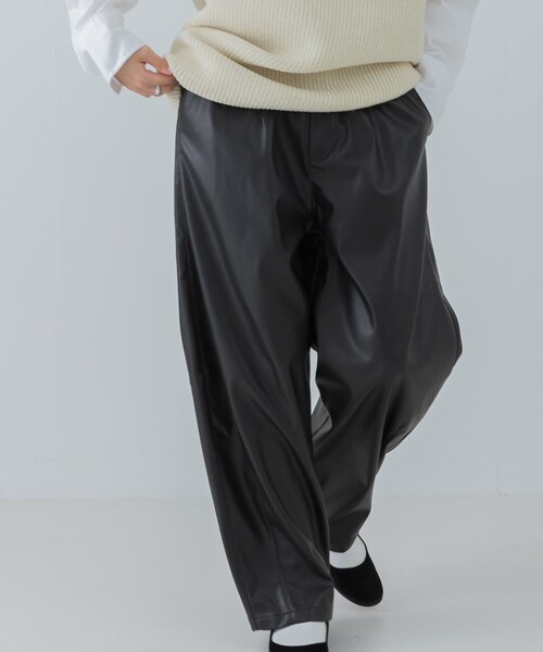 URBAN RESEARCH(アーバンリサーチ)の「レザーライクコクーンパンツ(その他パンツ・レディース・BLACK/BEIGE・FREE)」の4枚目の写真