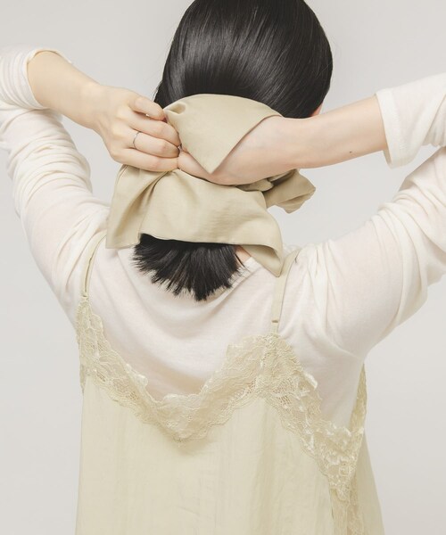 KBF（ケイビーエフ）の「サテンシュシュ(大)（ヘアゴム・レディース・BEIGE/D.KHAKI・One）」の4枚目の写真