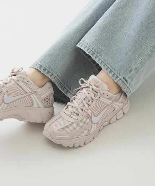 URBAN RESEARCH(アーバンリサーチ)の「NIKE ズームボメロ 5 GLD(スニーカー・レディース・F BN/M BRO/S RD/V GRR・23.5/24/24.5/25)」の2枚目の写真