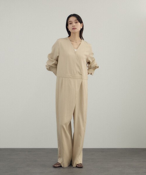 ADAM ET ROPE'（アダムエロペ）の「フロントクロスオールインワン（サロペット/オーバーオール・レディース・ブラック/ベージュ・F）」の2枚目の写真