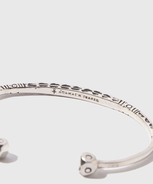 ADAM ET ROPE'（アダムエロペ）の「【Adawat'n Tuareg/アダワット トゥアレグ】Ismawm（バングル/リストバンド・メンズ・シルバー・M/S）」の6枚目の写真