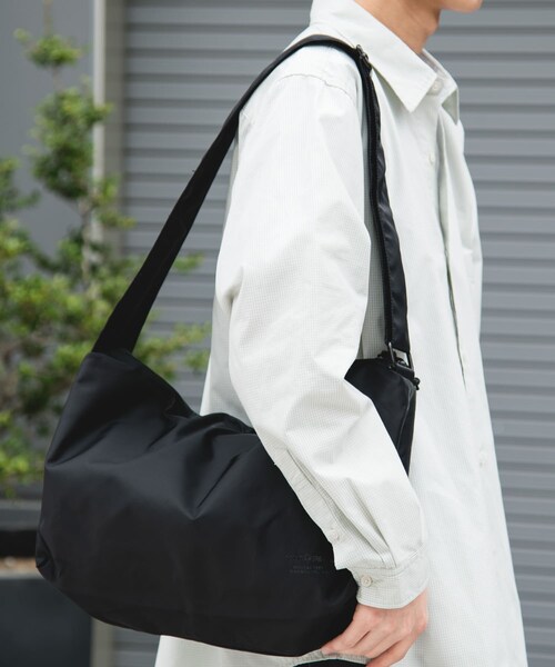URBAN RESEARCH DOORS（アーバンリサーチドアーズ）の「『別注』YAKPAK×DOORS　SHOULDER BAG M（ショルダーバッグ・メンズ・BLACK/CHARCOAL/GRAY・-）」の9枚目の写真