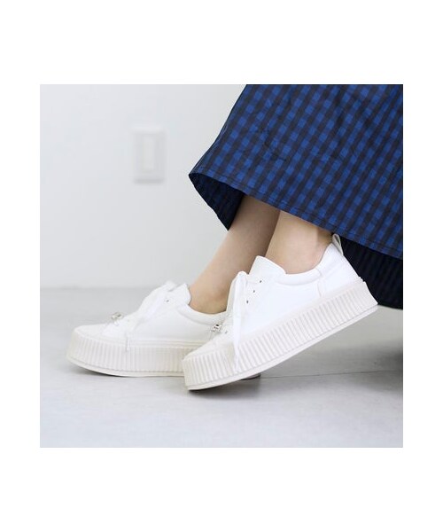 noyau（ノヤウ）の「ビジュー付き厚底レースアップスニーカー （スニーカー・レディース・BL/SV/WH・S/22.5cm/M/23.5cm/L/24.5cm/LL/25cm）」の2枚目の写真