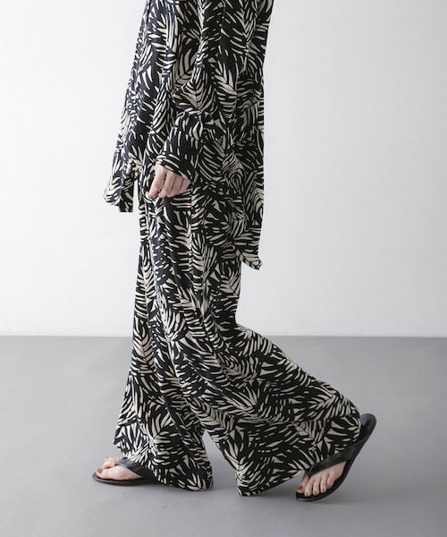 URBAN RESEARCH(アーバンリサーチ)の「『一部別注カラー』LUSANA CICI PANTS(その他パンツ・レディース・DAUN/P TIE DYE/別注H NAVY・S/M)」の5枚目の写真