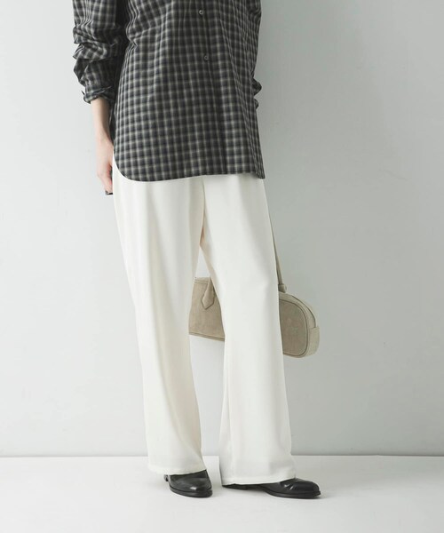 URBAN RESEARCH（アーバンリサーチ）の「サテンイージーセミフレアパンツ（その他パンツ・レディース・OFF WHITE/BLACK・36/38）」の5枚目の写真