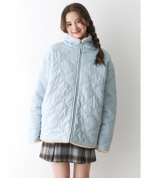 CALNAMUR（カルナムール）の「2WAYリボン＆フェイクファーキルティングコート（ダウンジャケット/コート・レディース・ブラック/ピンク/アイスブルー・F）」の4枚目の写真