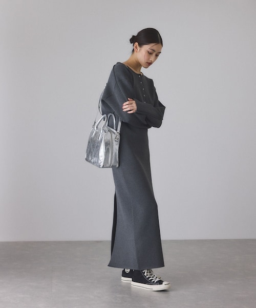ADAM ET ROPE'(アダムエロペ)の「【サステナブル】ロゴボストンバッグ(ボストンバッグ・レディース・ブラック/シルバー・F)」の8枚目の写真