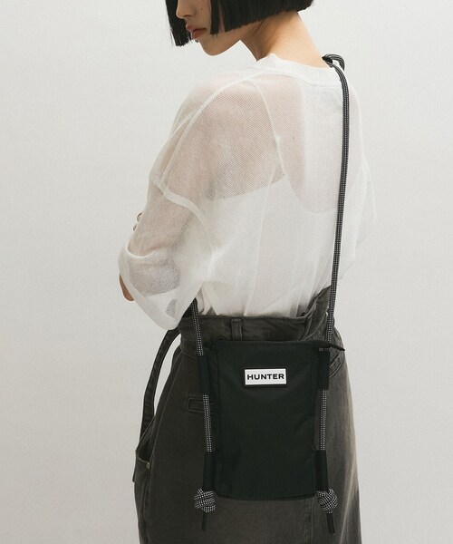 ADAM ET ROPE'(アダムエロペ)の「【HUNTER for ADAM ET ROPE'】別注トラベルフォンポーチ(ショルダーバッグ・レディース・ブラック/ホワイト・F)」の7枚目の写真