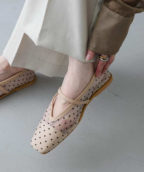 SENSE OF PLACE by URBAN RESEARCH(センスオブプレイスバイアーバンリサーチ)の「シアードットフラットパンプス(パンプス・レディース・IVORY/BLACK・S/M/L)」の1枚目の写真