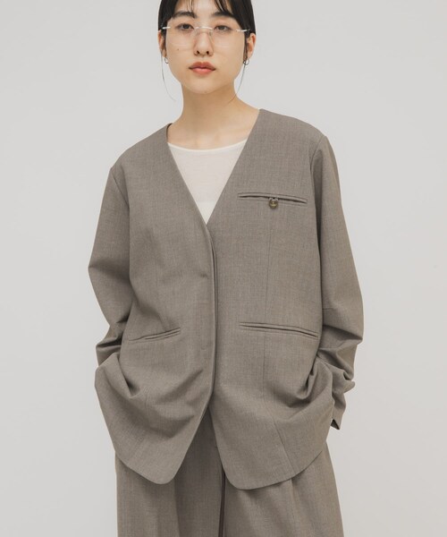 KBF（ケイビーエフ）の「ノーカラーデザインジャケット（ノーカラージャケット・レディース・MOSS GRAY/ASH BROWN・One）」の4枚目の写真