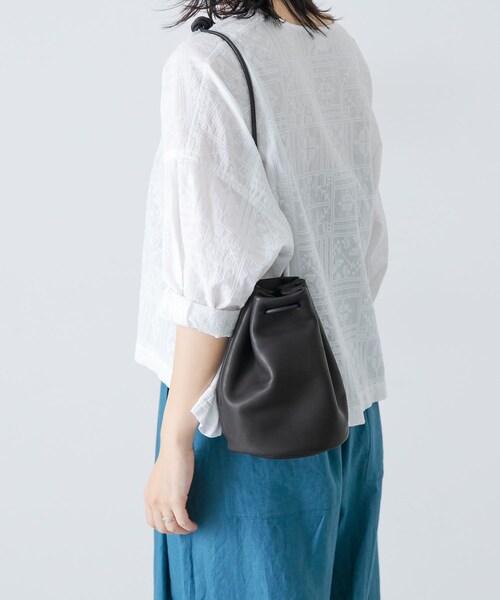 かぐれ（カグレ）の「MORMYRUS　DRAWSTRING BAG（その他雑貨・レディース・BLACK・Free）」の2枚目の写真