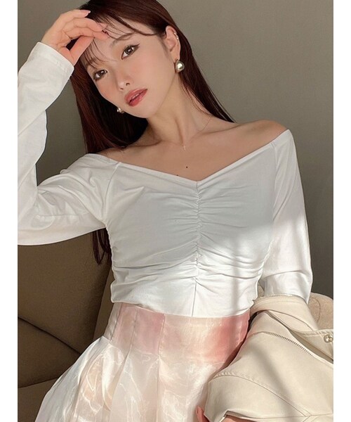 RESEXXY（リゼクシー）の「デコルテギャザーカットトップス（Tシャツ/カットソー・レディース・ホワイト/ブラック/レッド・F）」の2枚目の写真