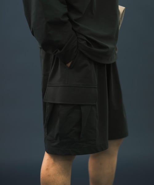 URBAN RESEARCH（アーバンリサーチ）の「Wide Dad　BREEZY TECH CARGO SHORTS（その他パンツ・メンズ・D.NAVY/BLACK/CHARCOAL・1/2）」の22枚目の写真