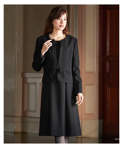 【喪服・礼服】洗える防しわ飾りリボン付きレース使いストレッチノーカラーアンサンブル（ノーカラージャケット＋ヨーク切替前開きワンピース）＜大きいサイズ有＞
