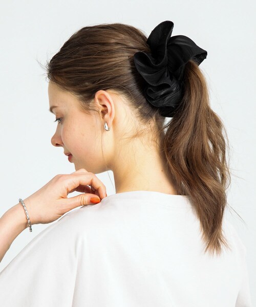 URBAN RESEARCH Sonny Label（アーバンリサーチサニーレーベル）の「シャイニーサテンフレアシュシュ（ヘアゴム・レディース・オフ/ブラック・one）」の9枚目の写真