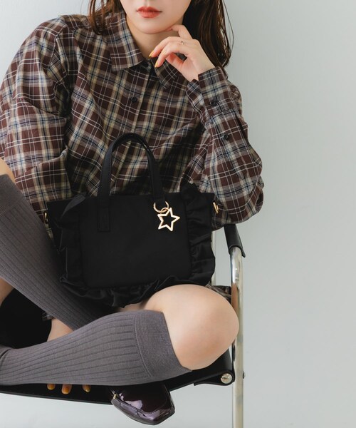 RODE SKO（ロデスコ）の「スターチャームフリルミニトートバッグ（ハンドバッグ・レディース・IVORY/MOCHA/BLACK・one）」の19枚目の写真