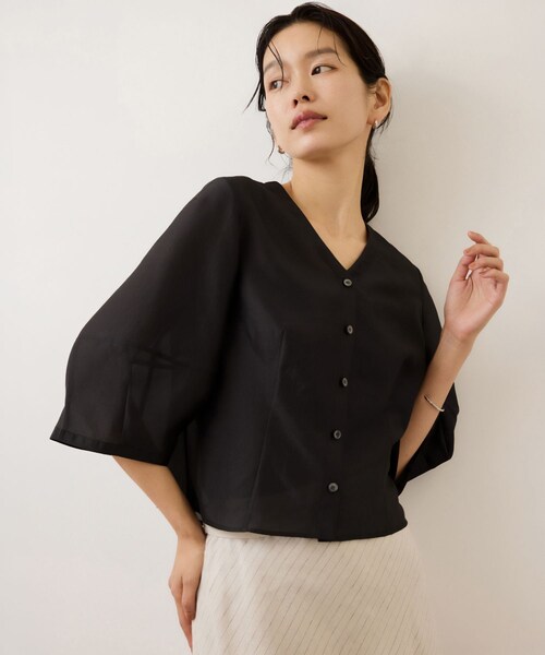 ROPE'(ロペ)の「ランタンスリーブシルクライクブラウス/イージーケア(シャツ/ブラウス・レディース・スミクロ/オフホワイト/ブルー・F)」の10枚目の写真